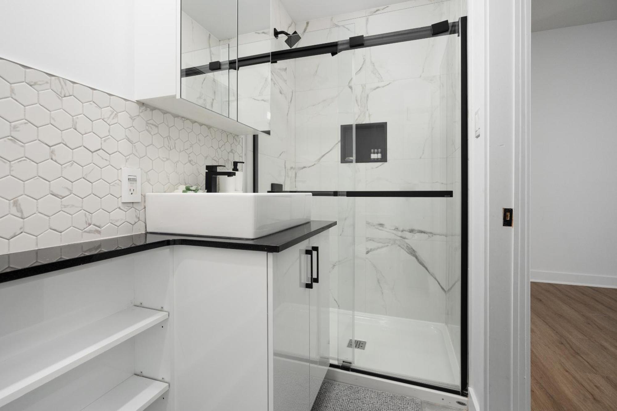 Downtown Penthouse 2 Level-4bdrs-8guests * Montreal